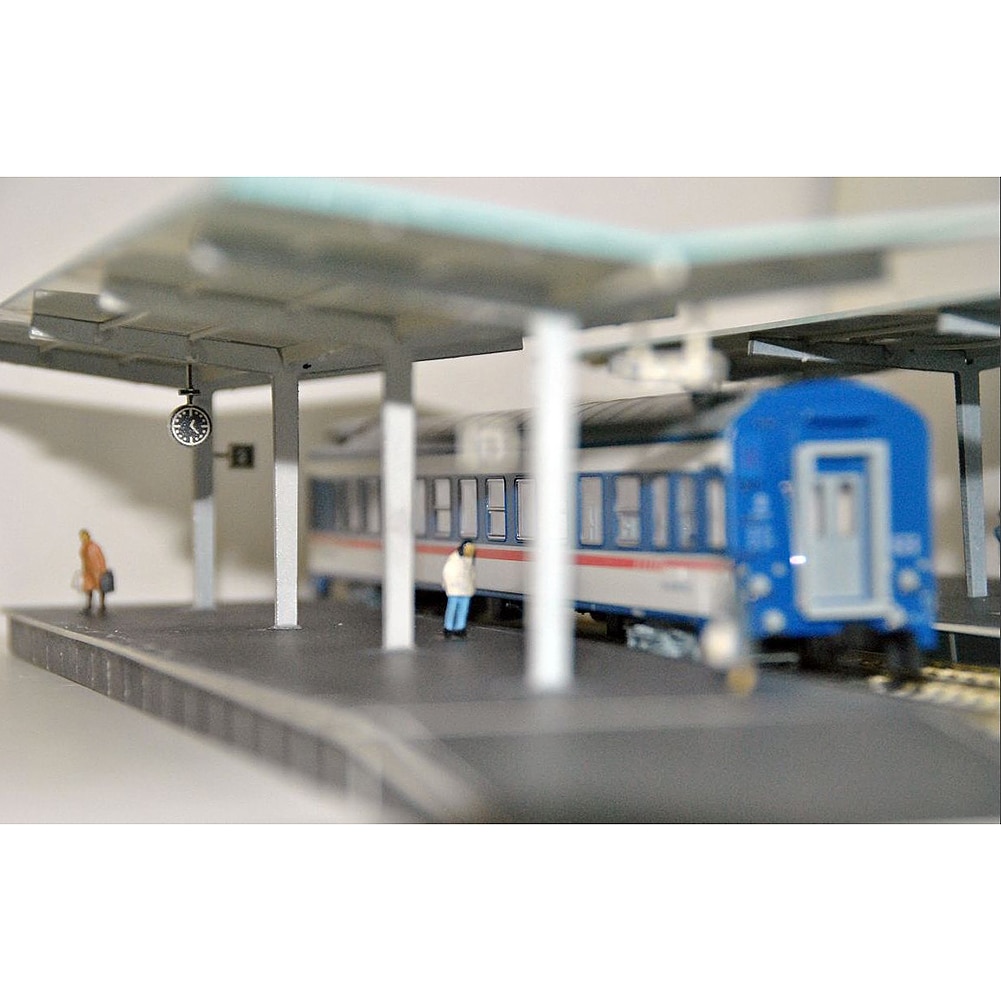 HO & OO scale model railway train platform